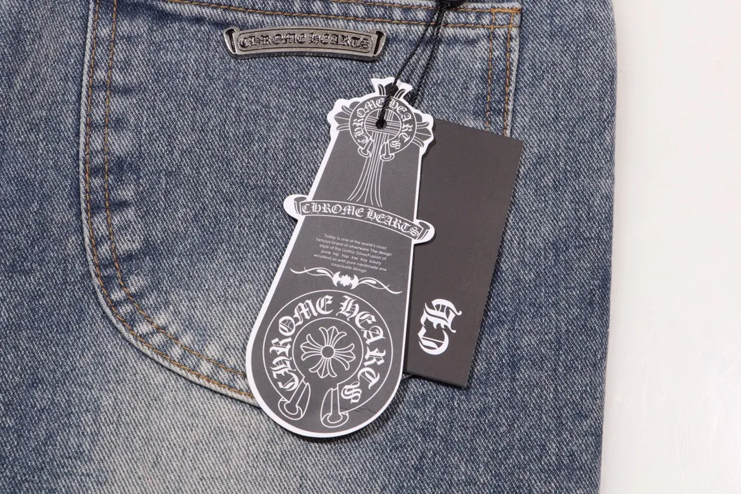 P250 style number: H432 Chrome Hearts CH Chrome Hearts heavy industry damaged ripped high street jeans exude uninhibited personality and unique charm. Every wear and tear is carefully designed to present a unique artistic feel. Made of imported denim fabric, which has undergone heavy industrial washing and destruction treatment, the trousers show a super cool effect on the upper body, allowing you to dominate the fashion stage.  This is more than just a pair of jeans, it is an expression of attitude. With its unique design concept and ultimate pursuit of details, Croxin breaks traditional boundaries and defines the jeans trend in the new era. The trousers are made of double-layer woven fabric and matched with customized hardware, showing an incomparably beautiful and unique style, making every wearer the focus of fashion. Imported denim fabric, super heavy-duty washed and damaged, the upper body is super cool! Customized hardware, incomparably good-looking model. The production process is difficult. It has a high-street feel. Color: blue Size: S M L XL XXL